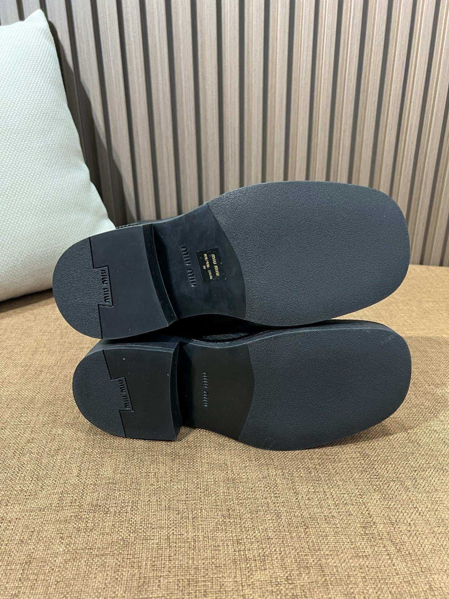 미우미우 가죽 부츠