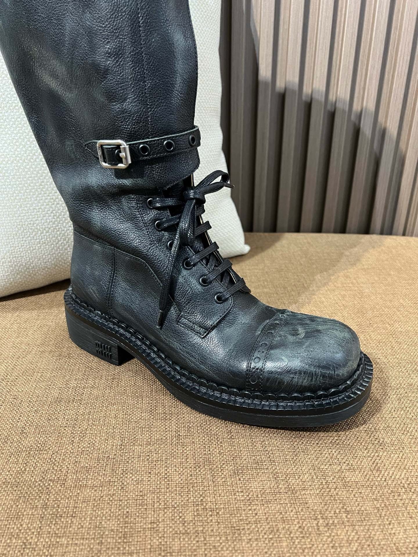 미우미우 가죽 부츠