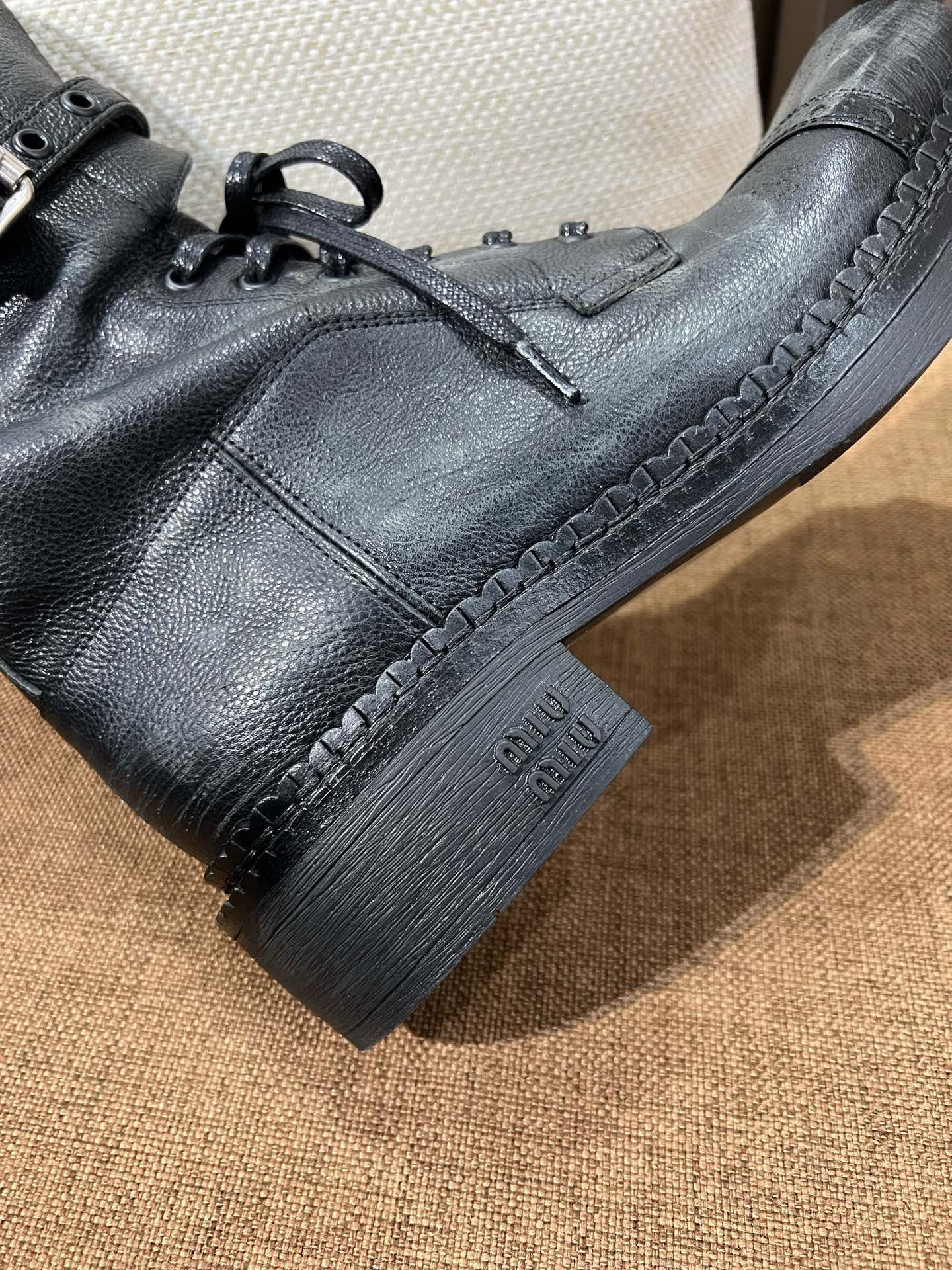 미우미우 가죽 부츠