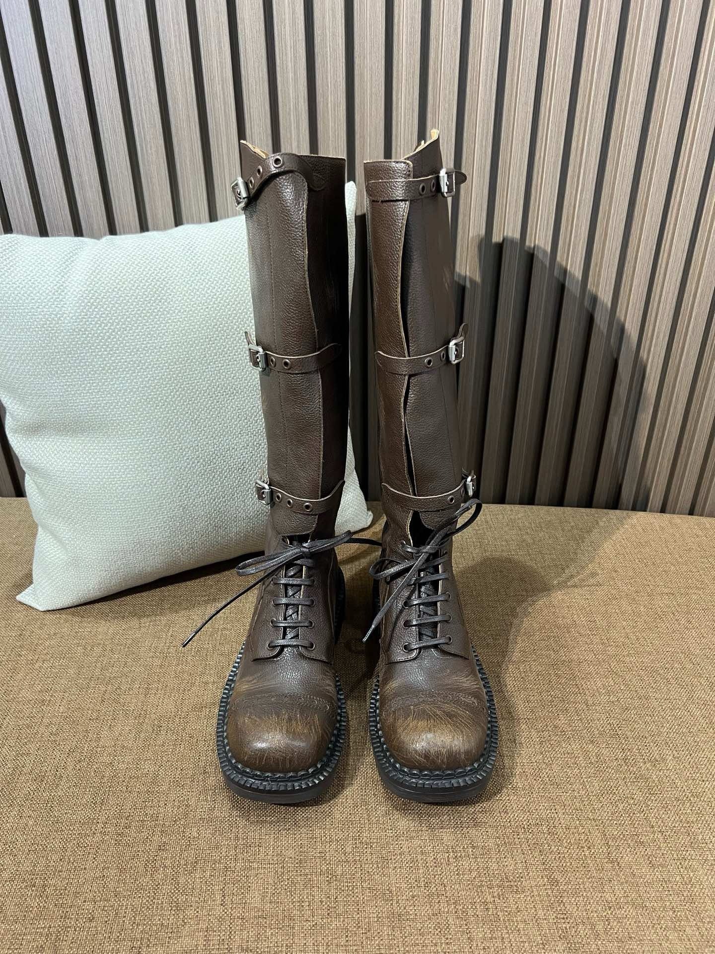 미우미우 가죽 부츠