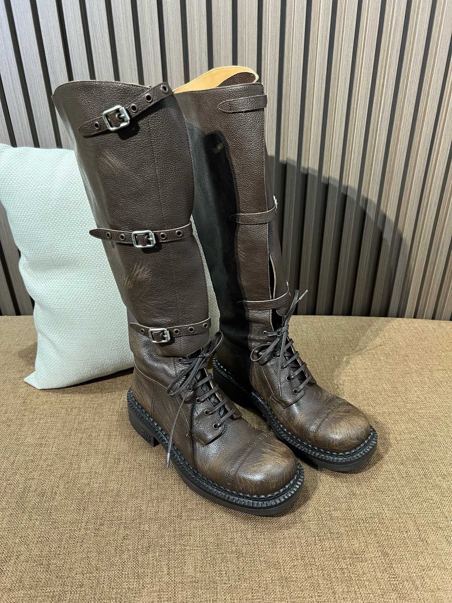 미우미우 가죽 부츠