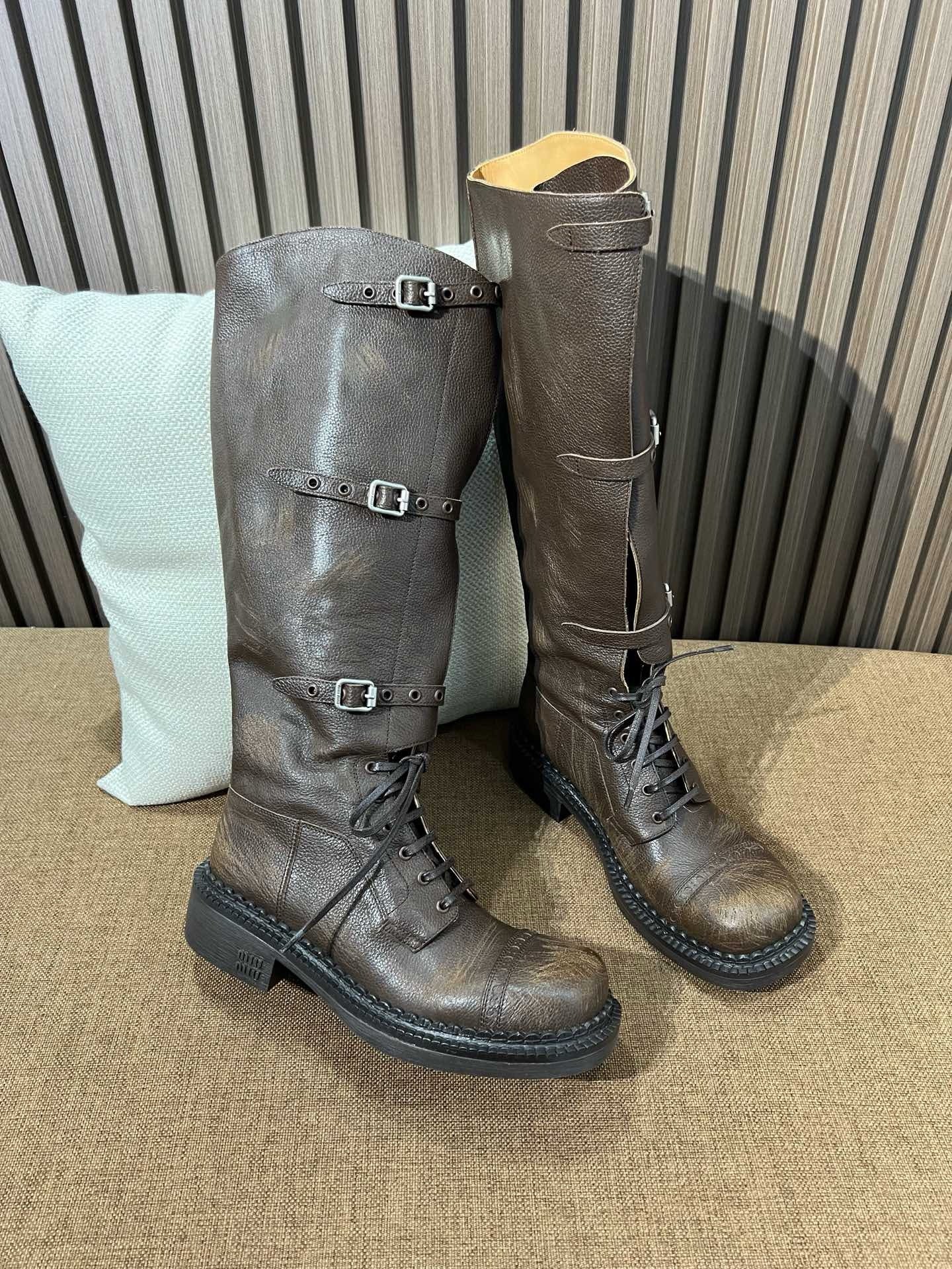 미우미우 가죽 부츠