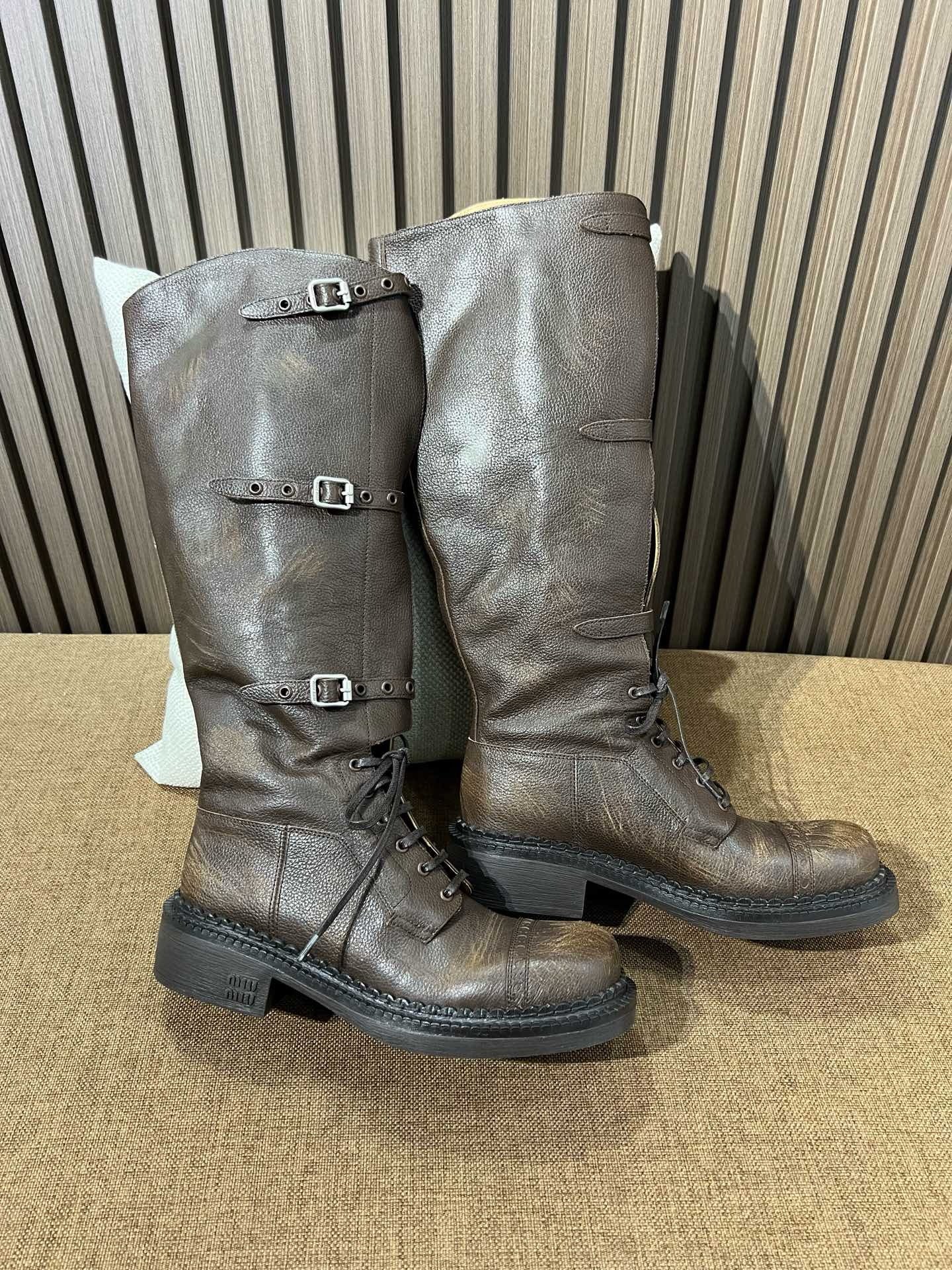 미우미우 가죽 부츠