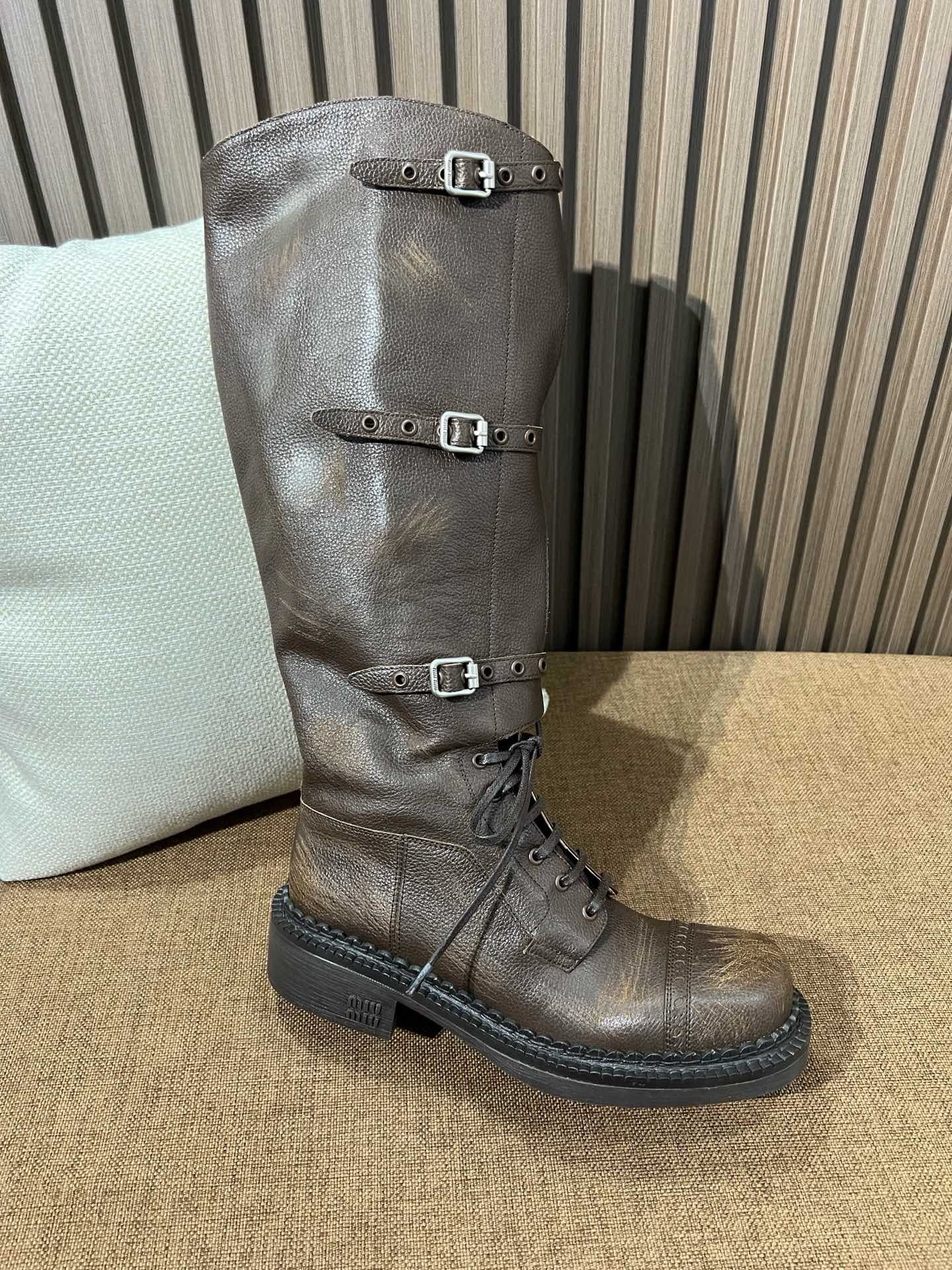 미우미우 가죽 부츠