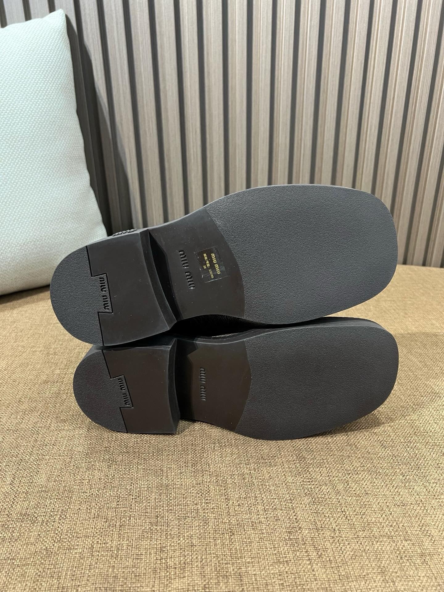 미우미우 가죽 부츠