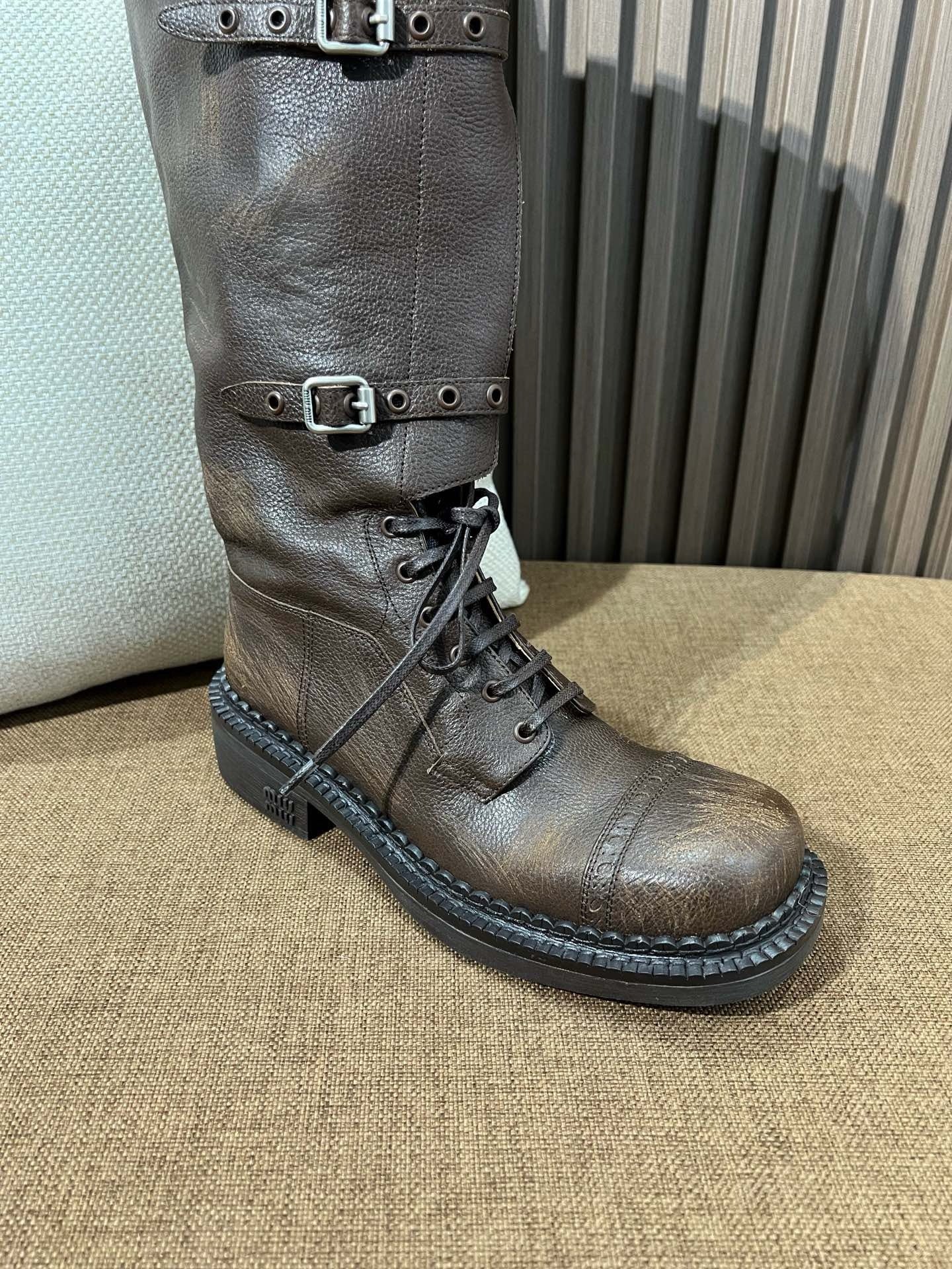 미우미우 가죽 부츠