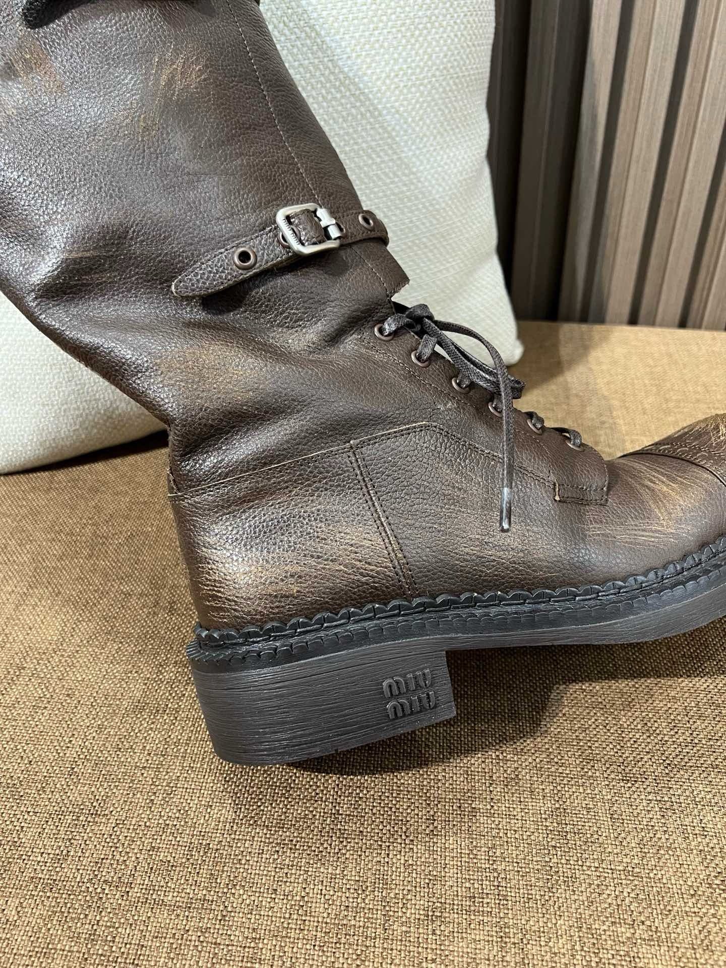 미우미우 가죽 부츠