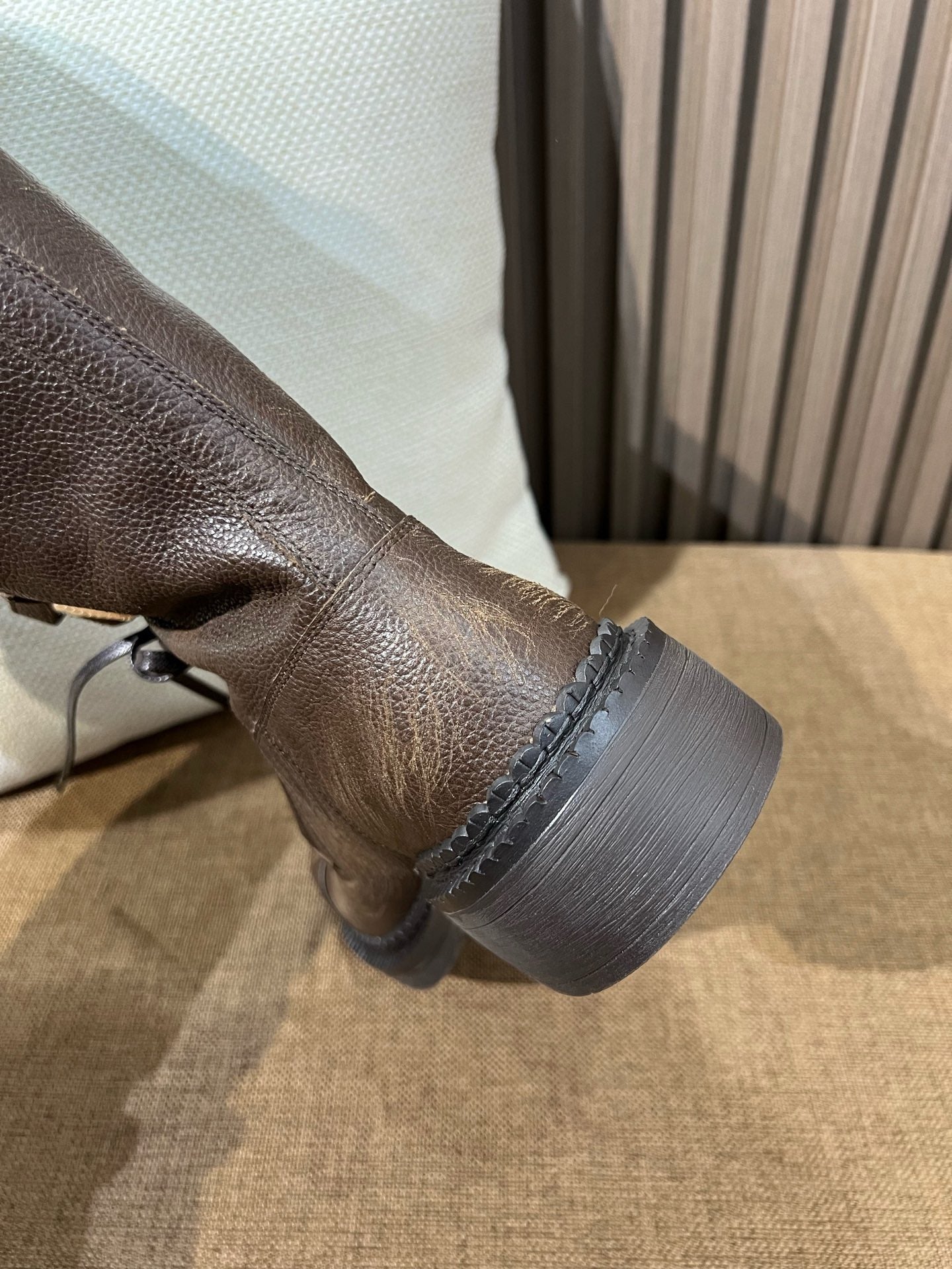 미우미우 가죽 부츠