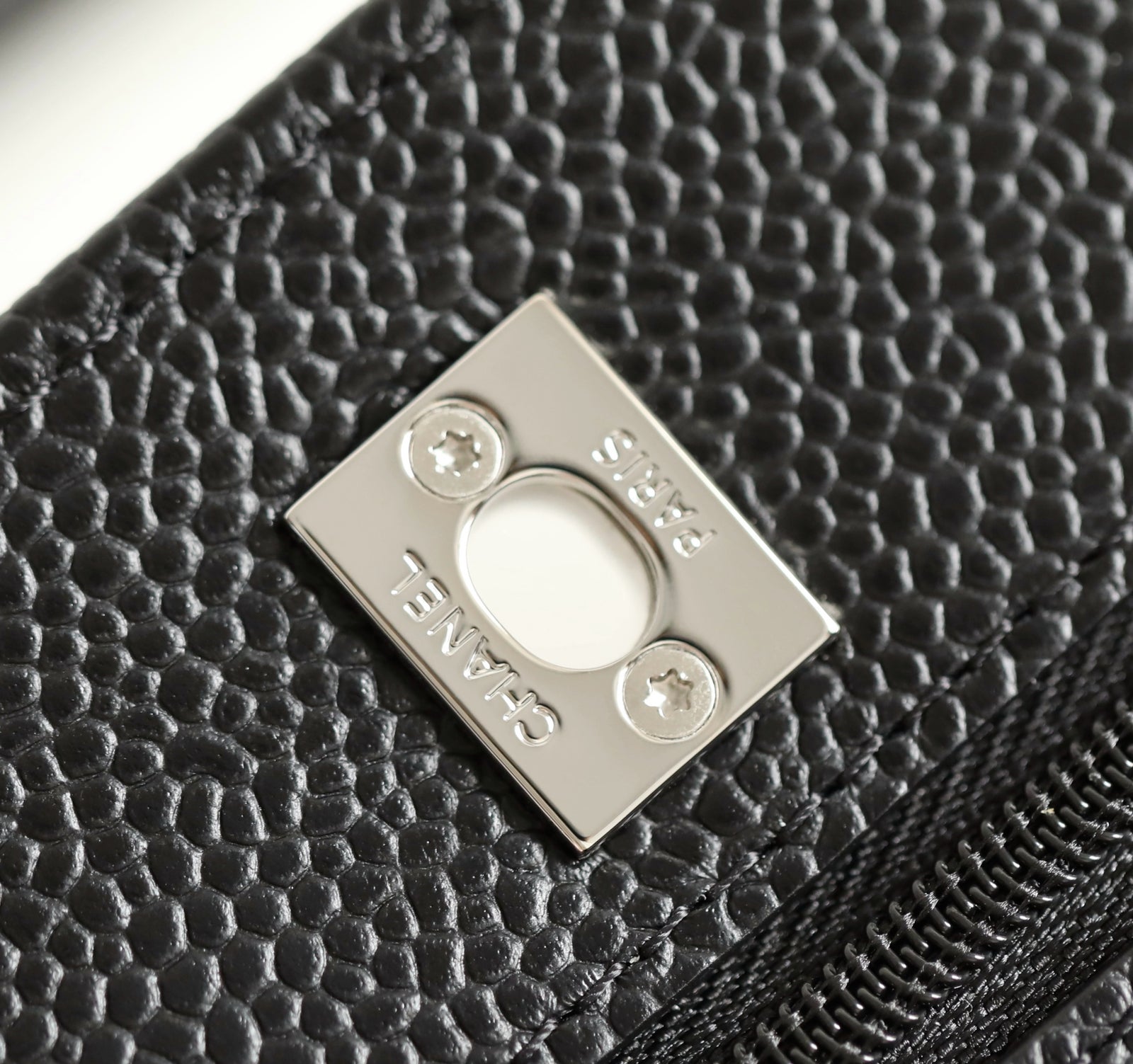 샤넬 클래식 턴락 WOC 캐비어