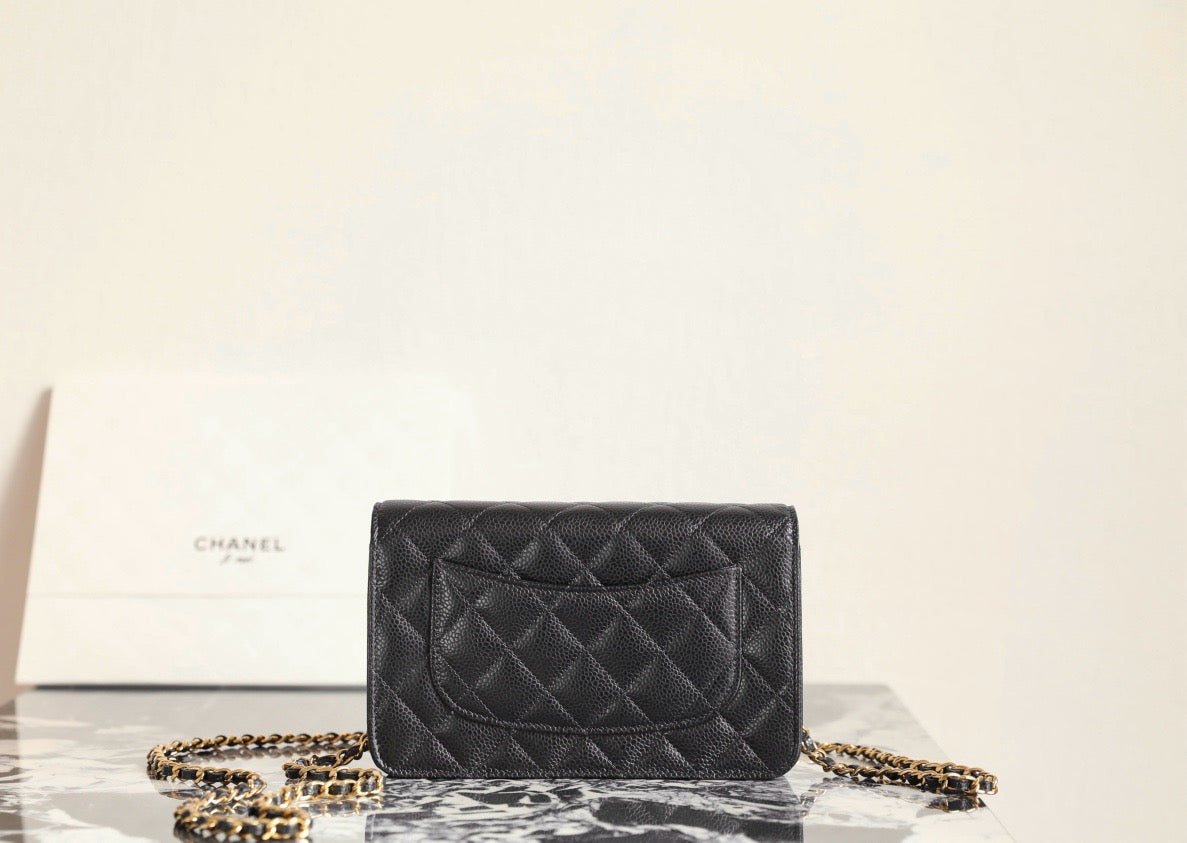 샤넬 클래식 턴락 WOC 캐비어