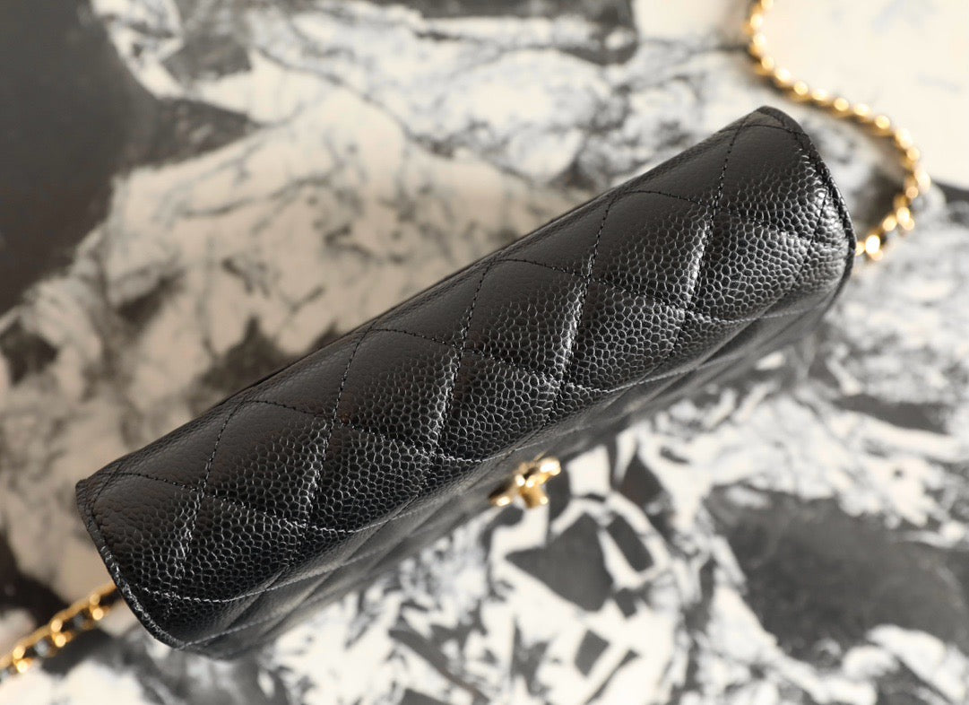 샤넬 클래식 턴락 WOC 캐비어