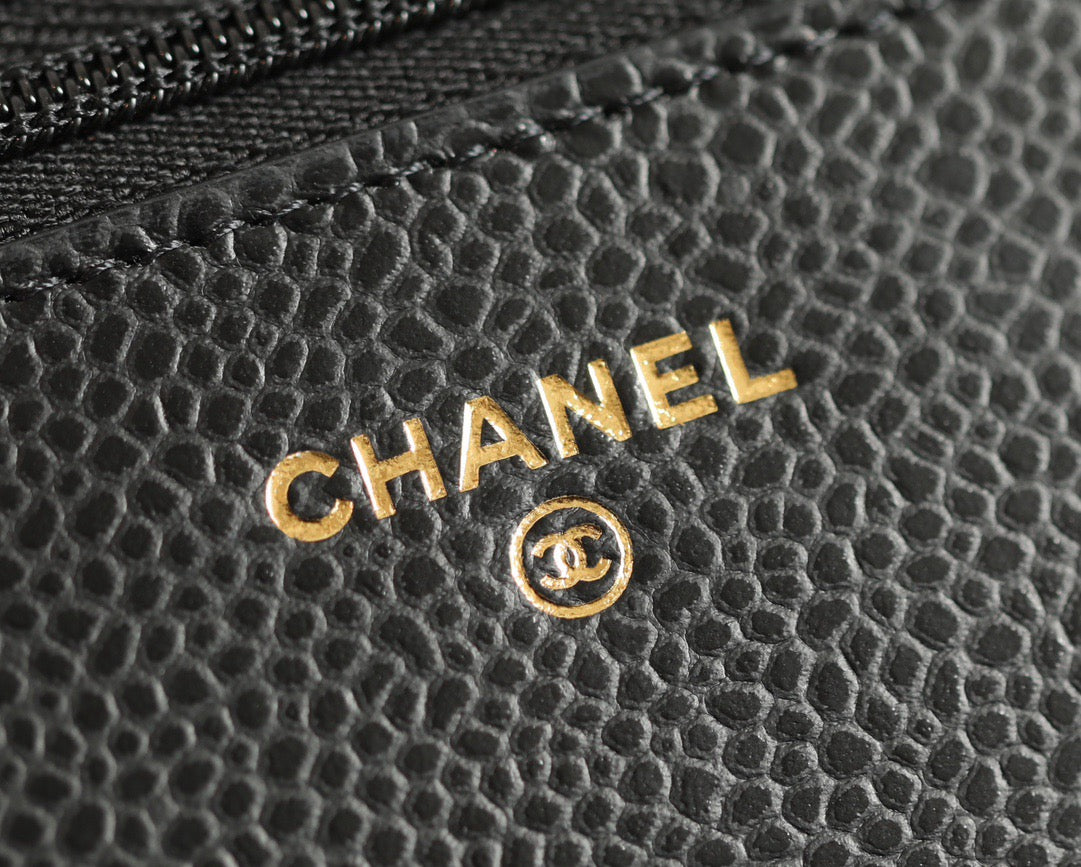 샤넬 클래식 턴락 WOC 캐비어