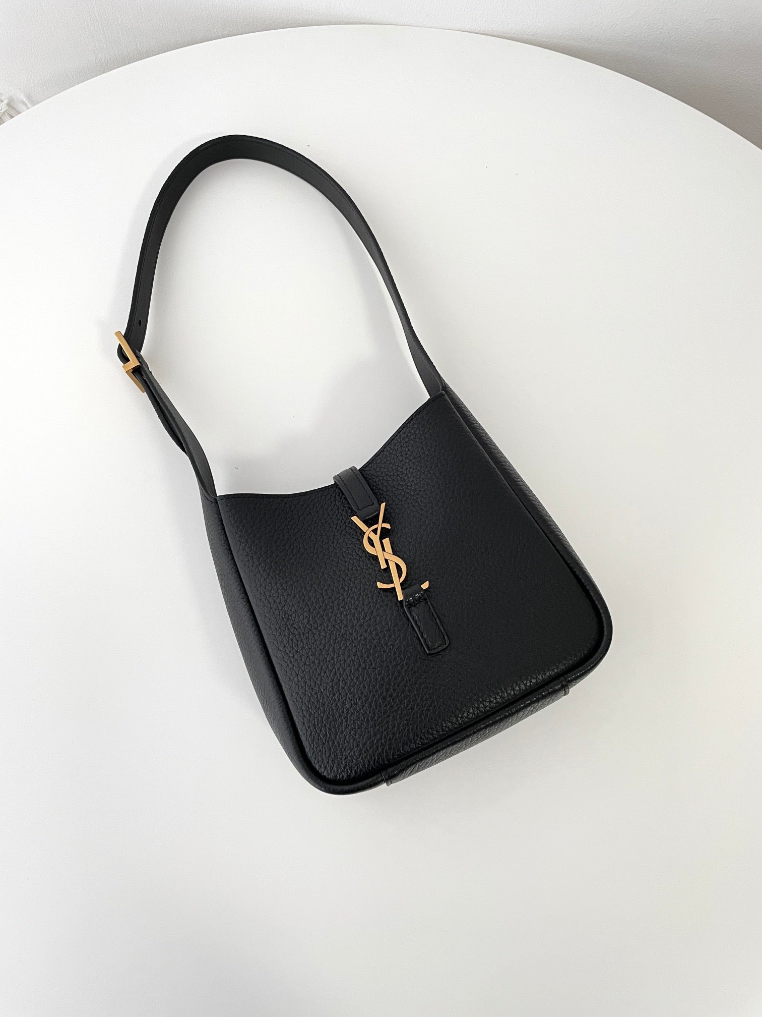 생로랑 LE 5À7 서플 베이비 그레인 레더