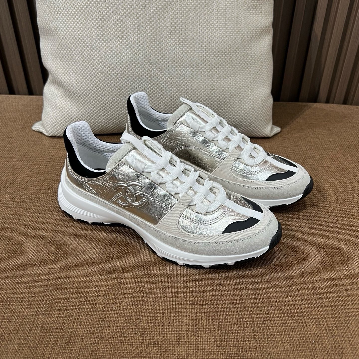 샤넬 라미네이티드 카프스킨 스니커즈