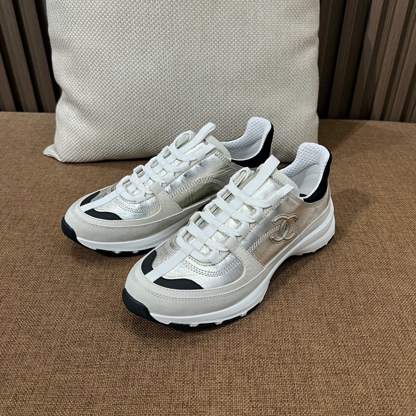 샤넬 라미네이티드 카프스킨 스니커즈