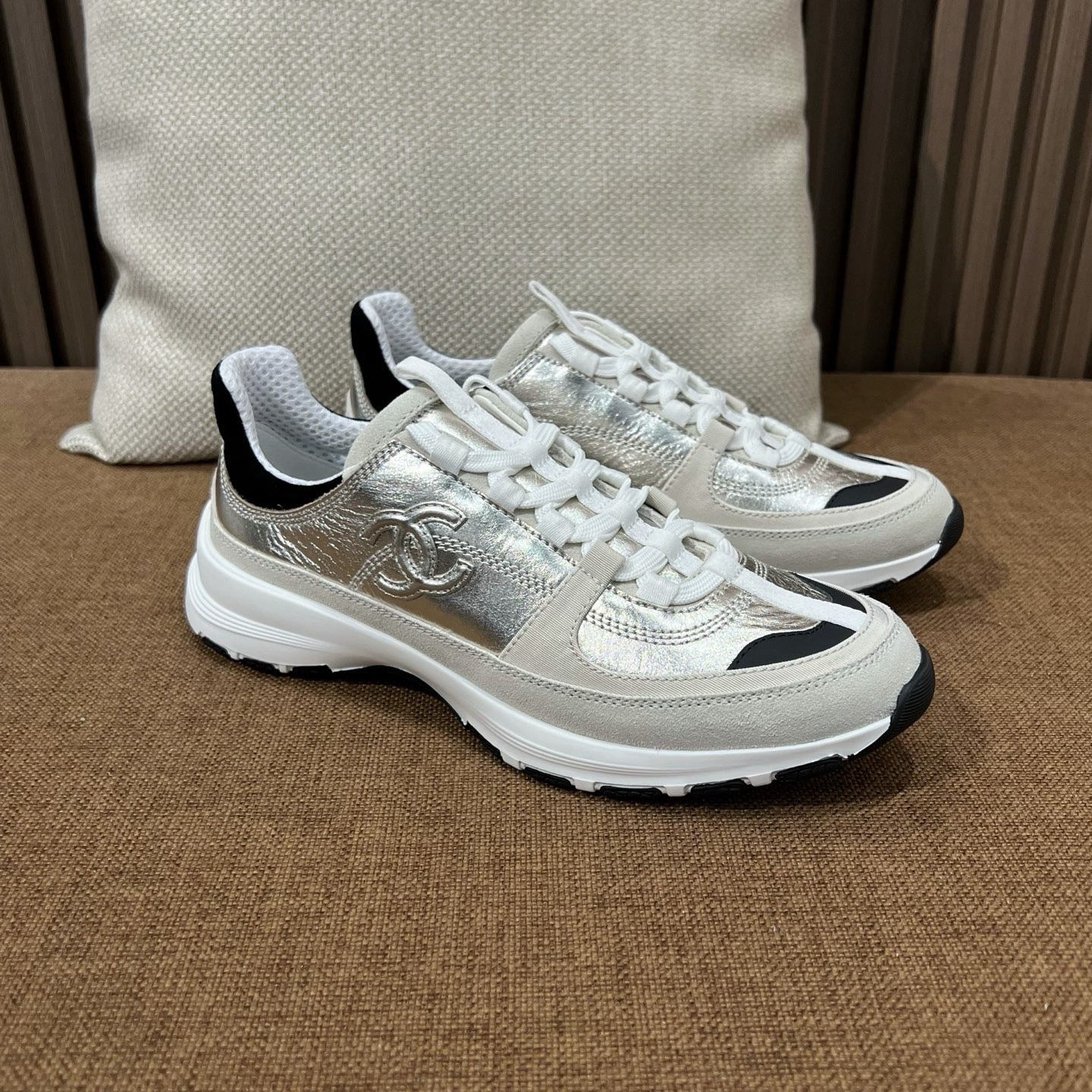 샤넬 라미네이티드 카프스킨 스니커즈