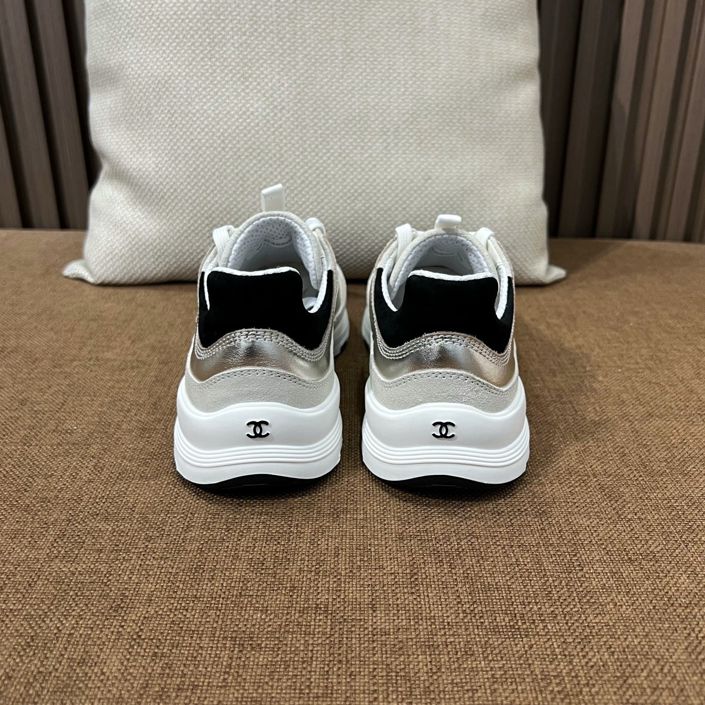 샤넬 라미네이티드 카프스킨 스니커즈