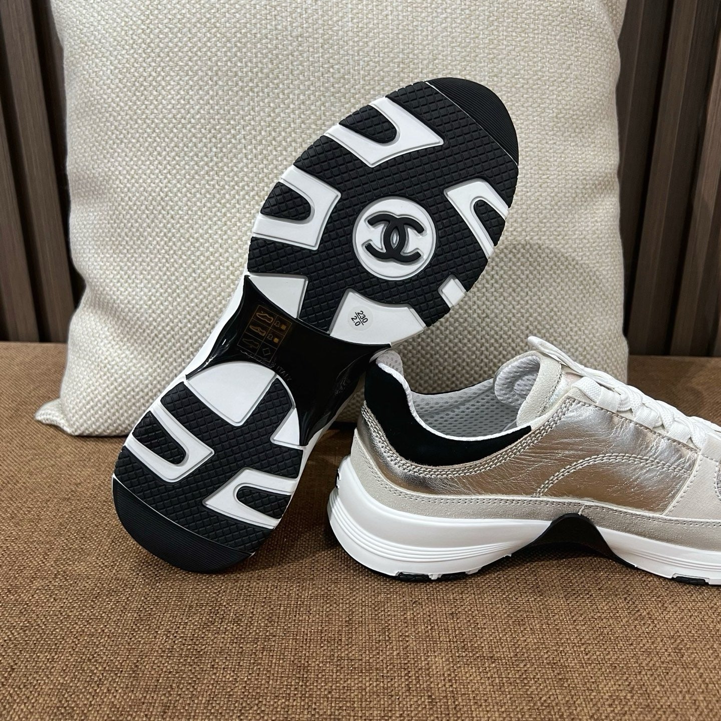 샤넬 라미네이티드 카프스킨 스니커즈