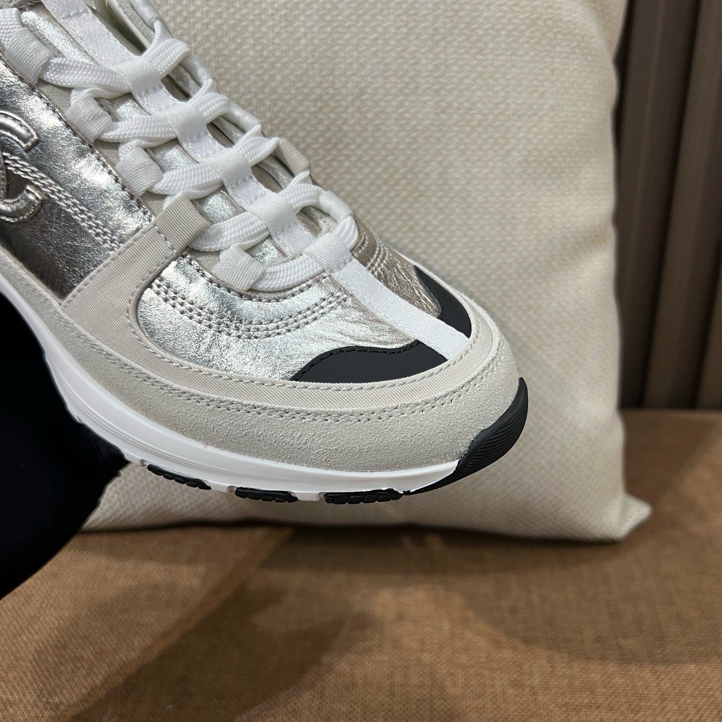 샤넬 라미네이티드 카프스킨 스니커즈