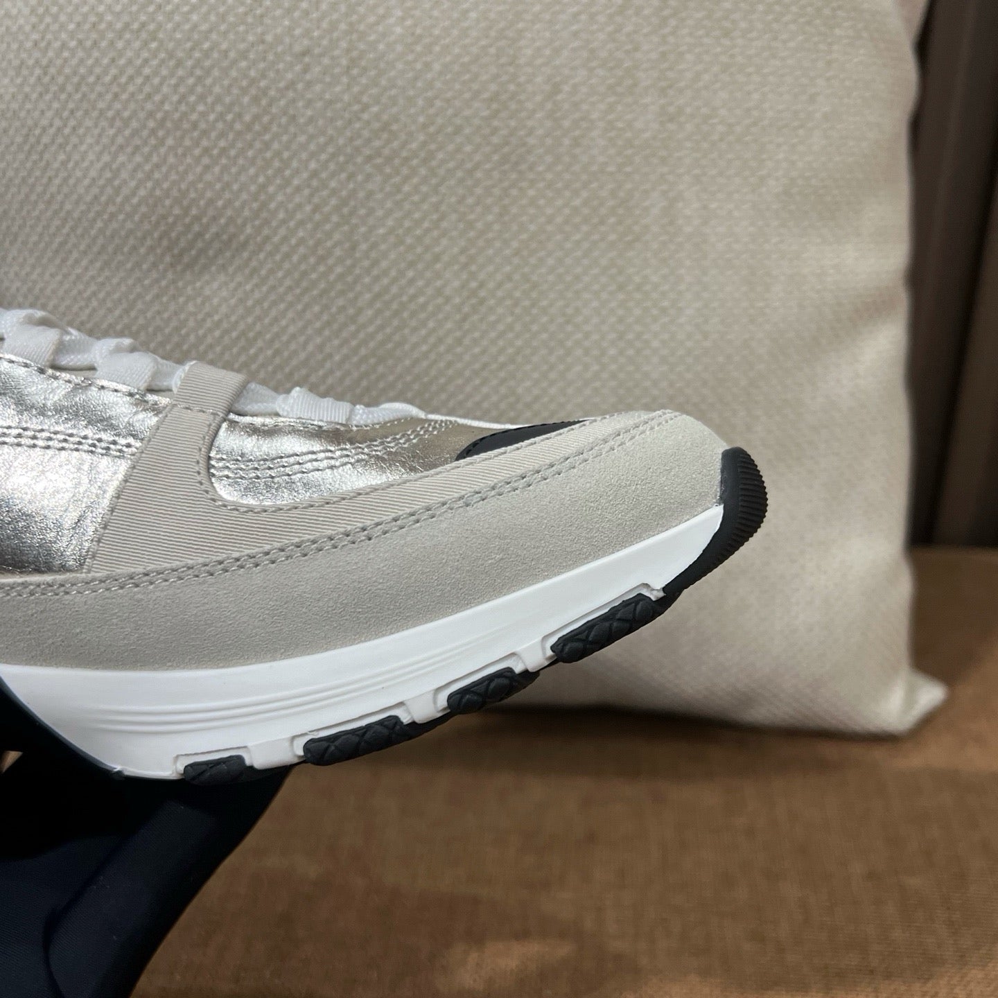 샤넬 라미네이티드 카프스킨 스니커즈