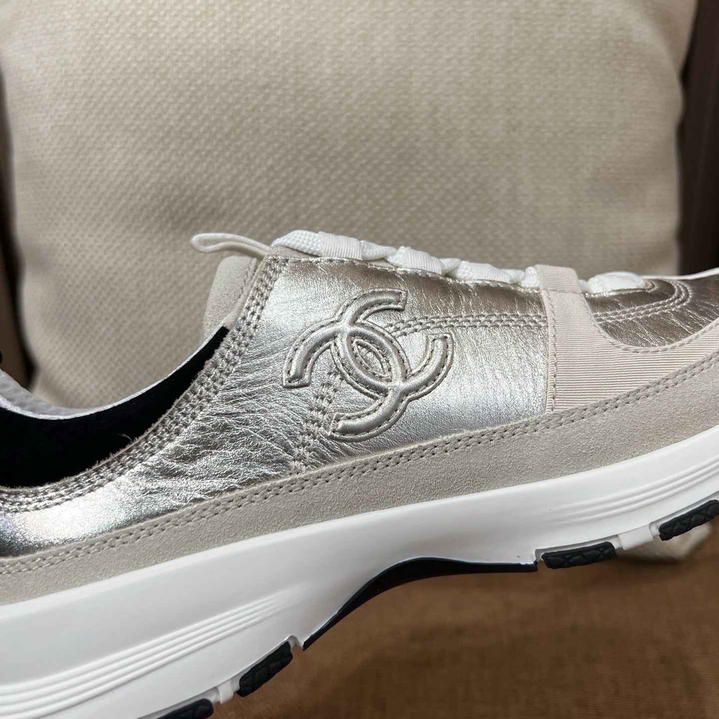 샤넬 라미네이티드 카프스킨 스니커즈