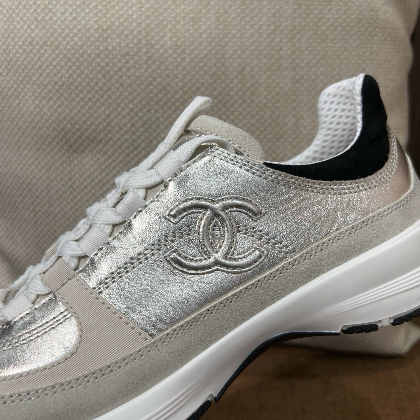 샤넬 라미네이티드 카프스킨 스니커즈