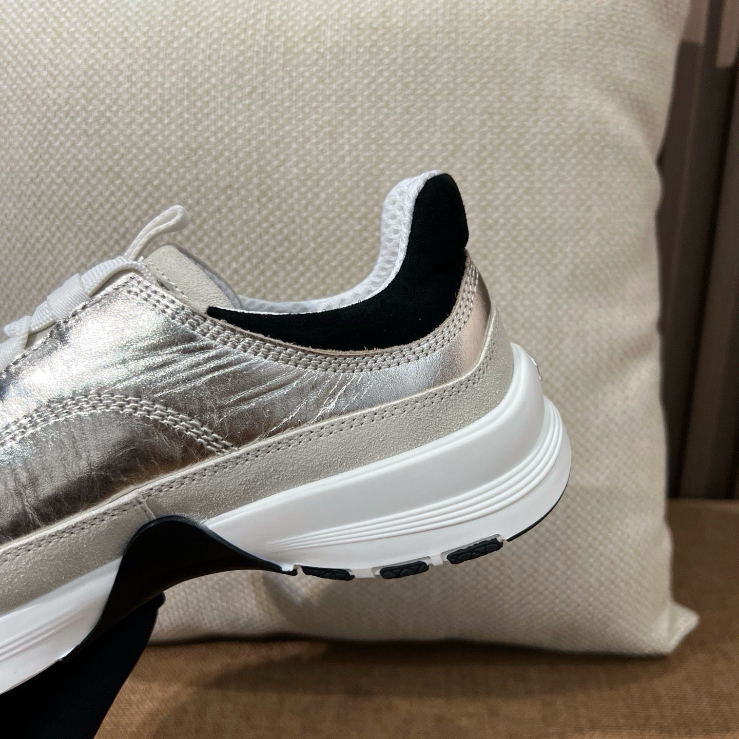 샤넬 라미네이티드 카프스킨 스니커즈