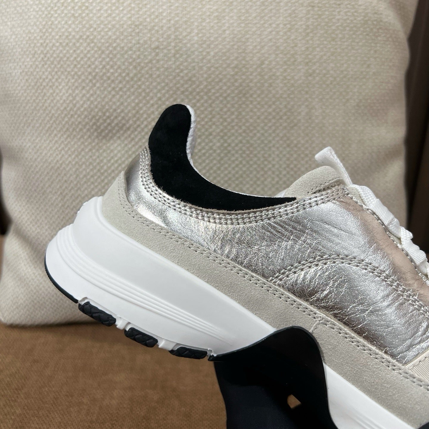 샤넬 라미네이티드 카프스킨 스니커즈