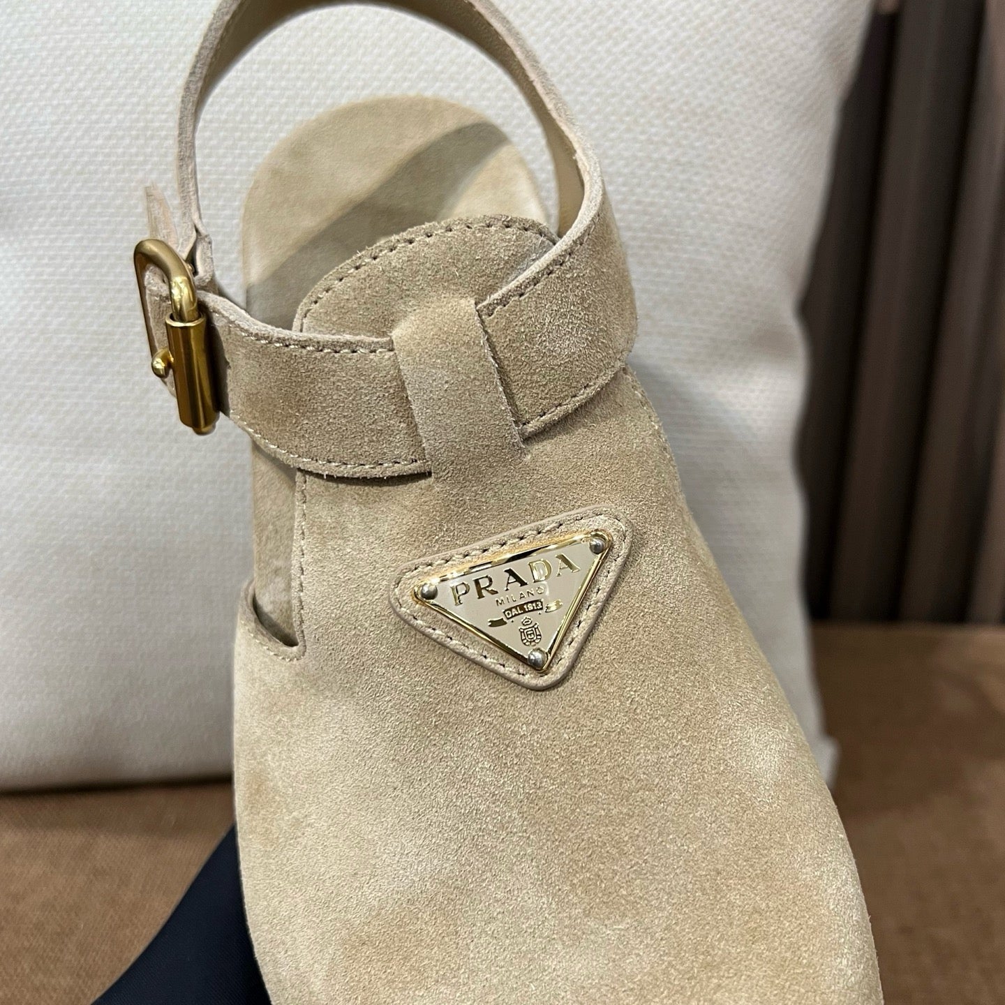 프라다 푸스베트 스웨이드 버클 샌들