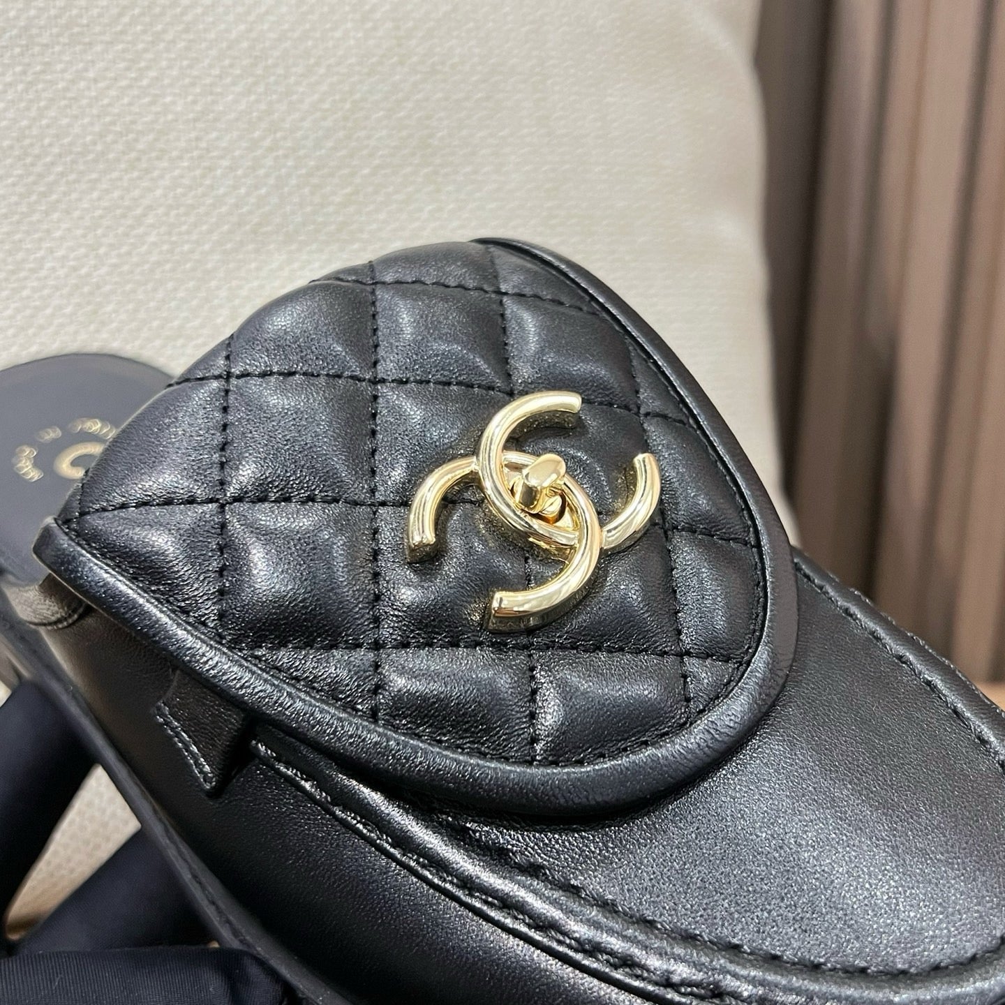 샤넬 턴락 퀄팅 뮬 슬리퍼
