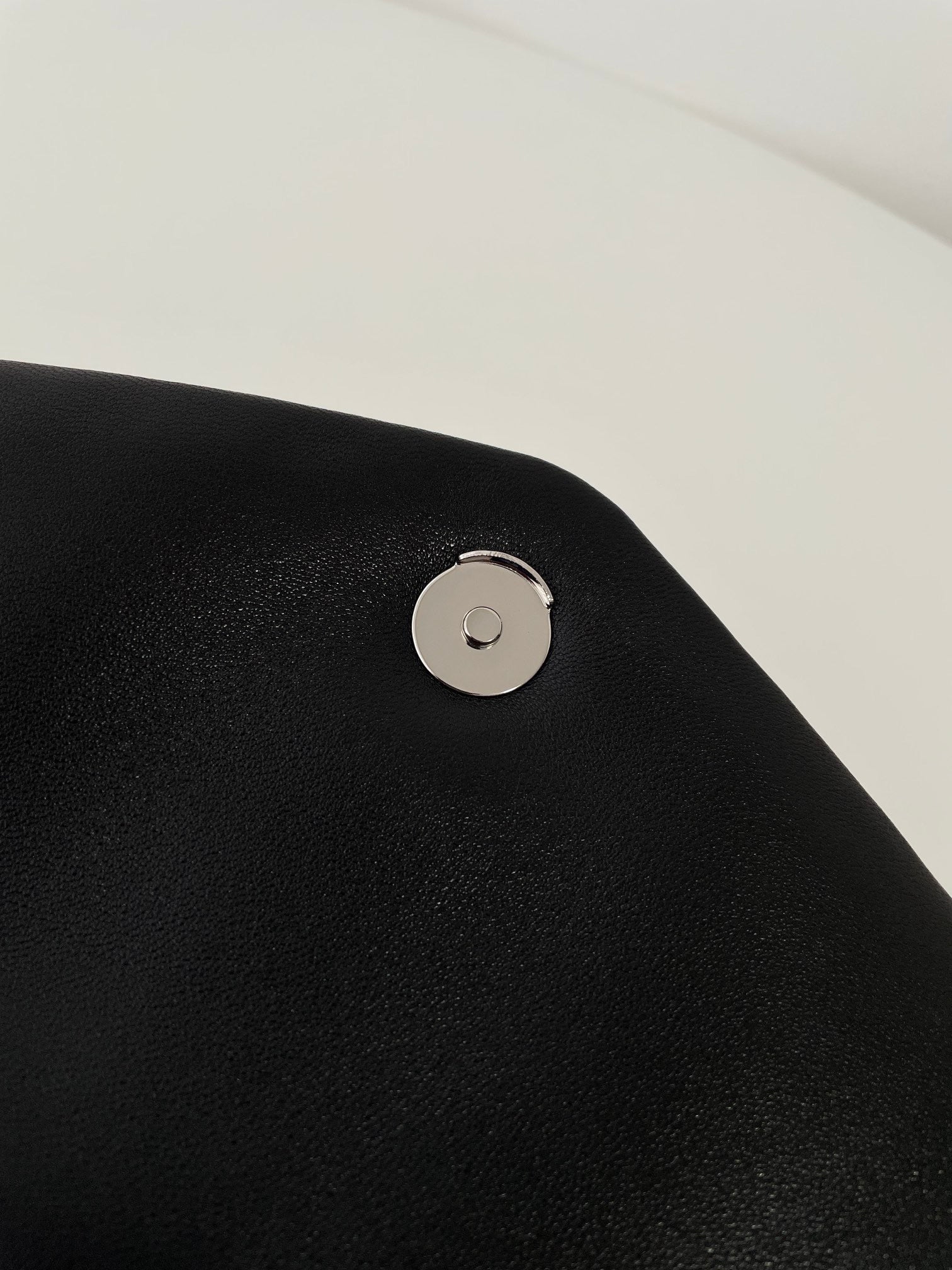 생로랑 루루 푸퍼백 미디움