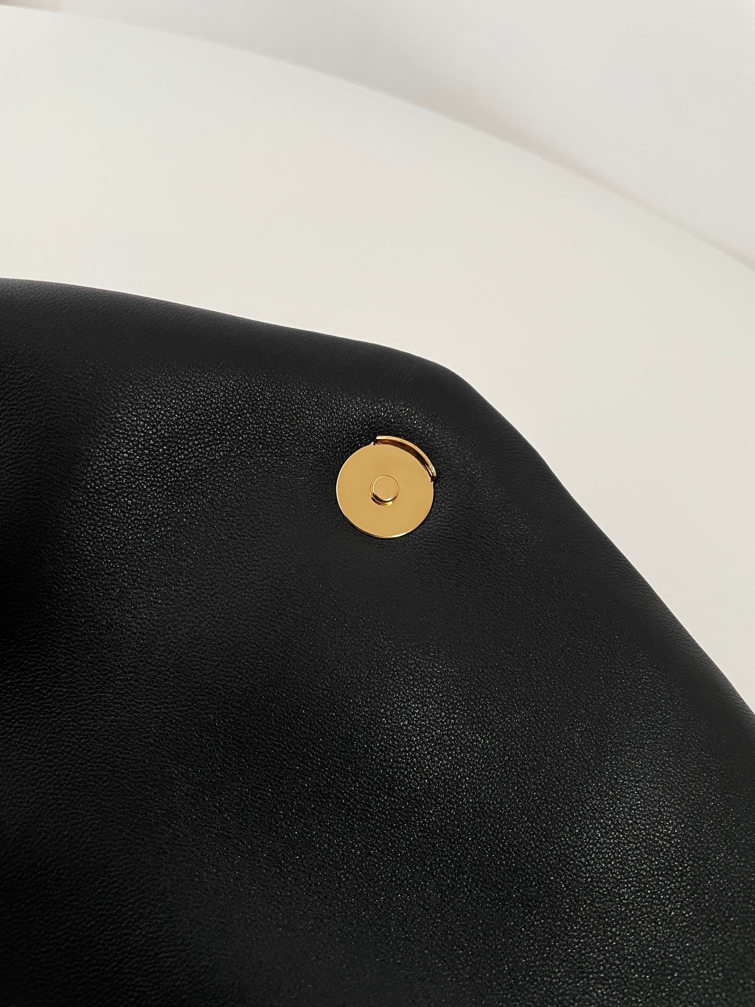 생로랑 루루 푸퍼백 미디움(금장)