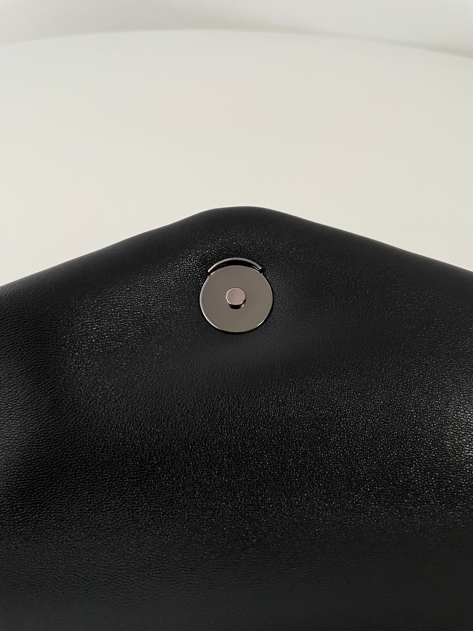 생로랑 루루 푸퍼백 미디움(흑장)