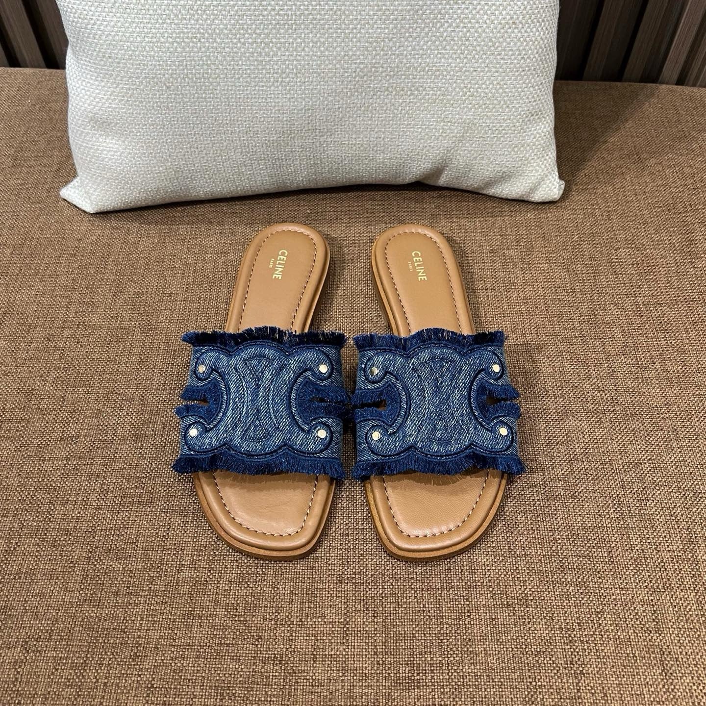 셀린느 트리옹프 마리나 프린지 뮬