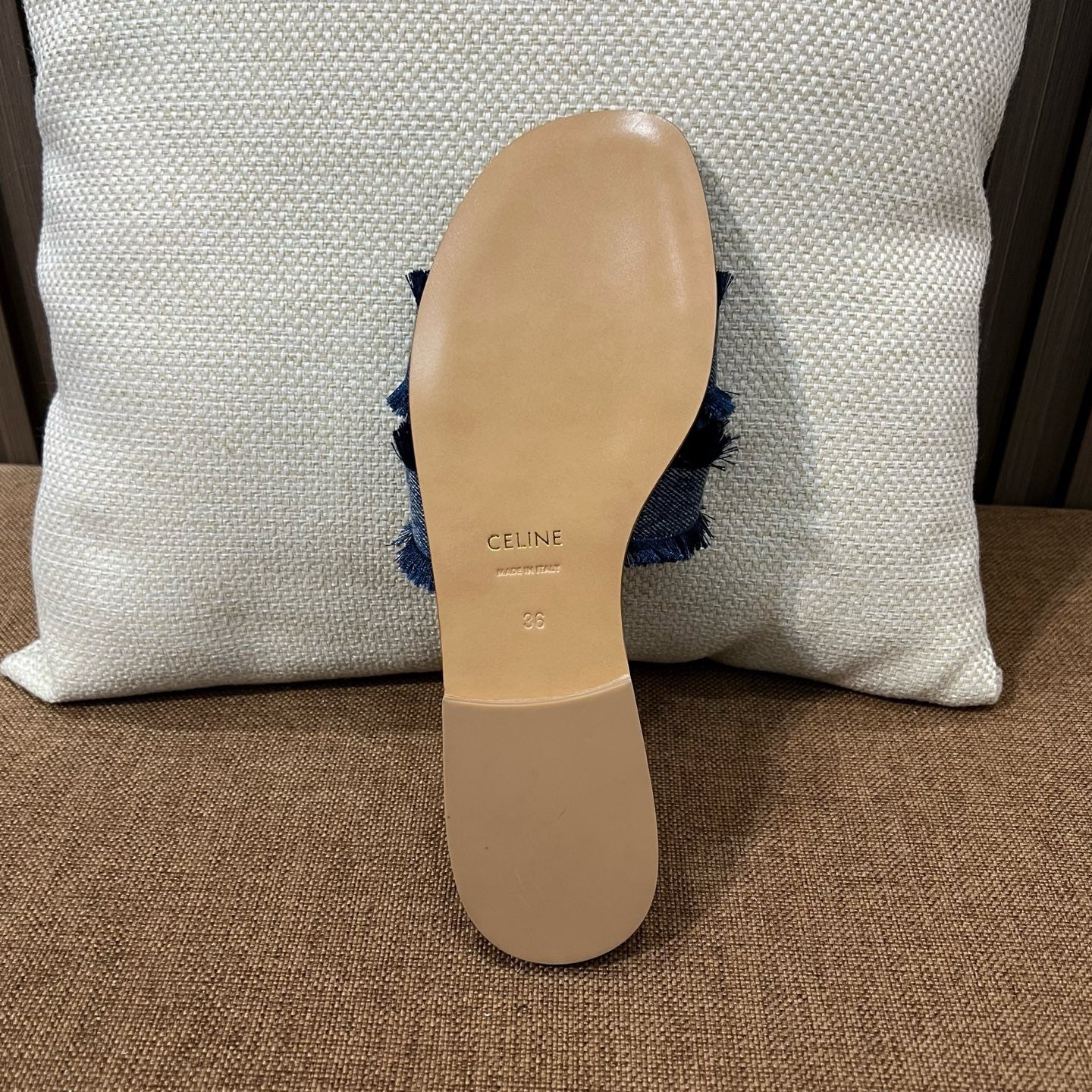 셀린느 트리옹프 마리나 프린지 뮬