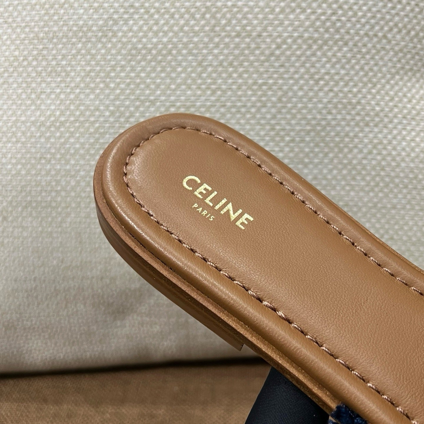 셀린느 트리옹프 마리나 프린지 뮬