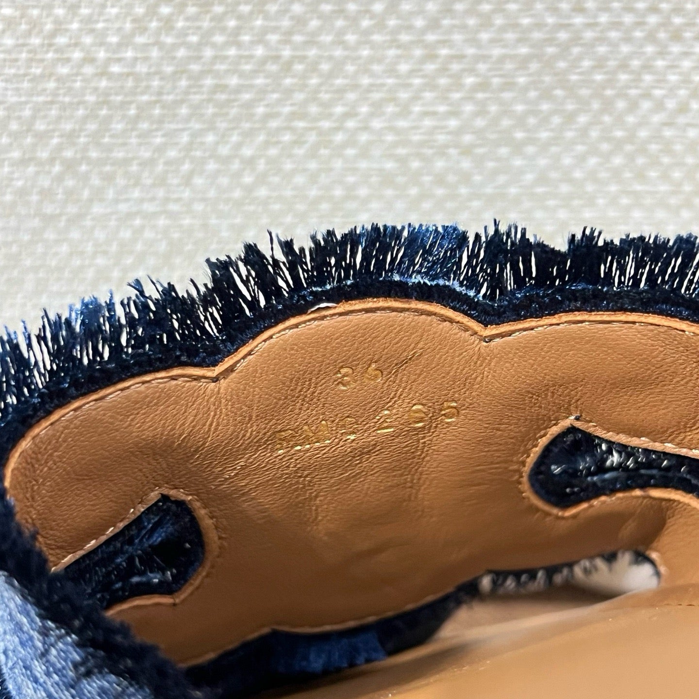 셀린느 트리옹프 마리나 프린지 뮬