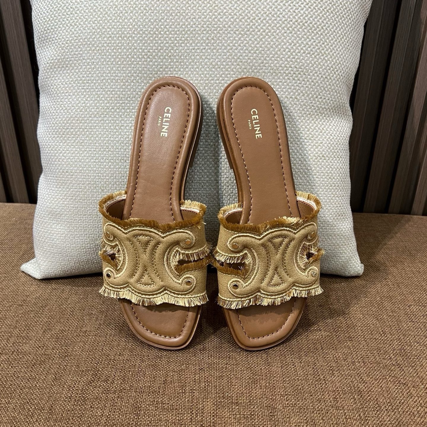 셀린느 트리옹프 마리나 프린지 뮬