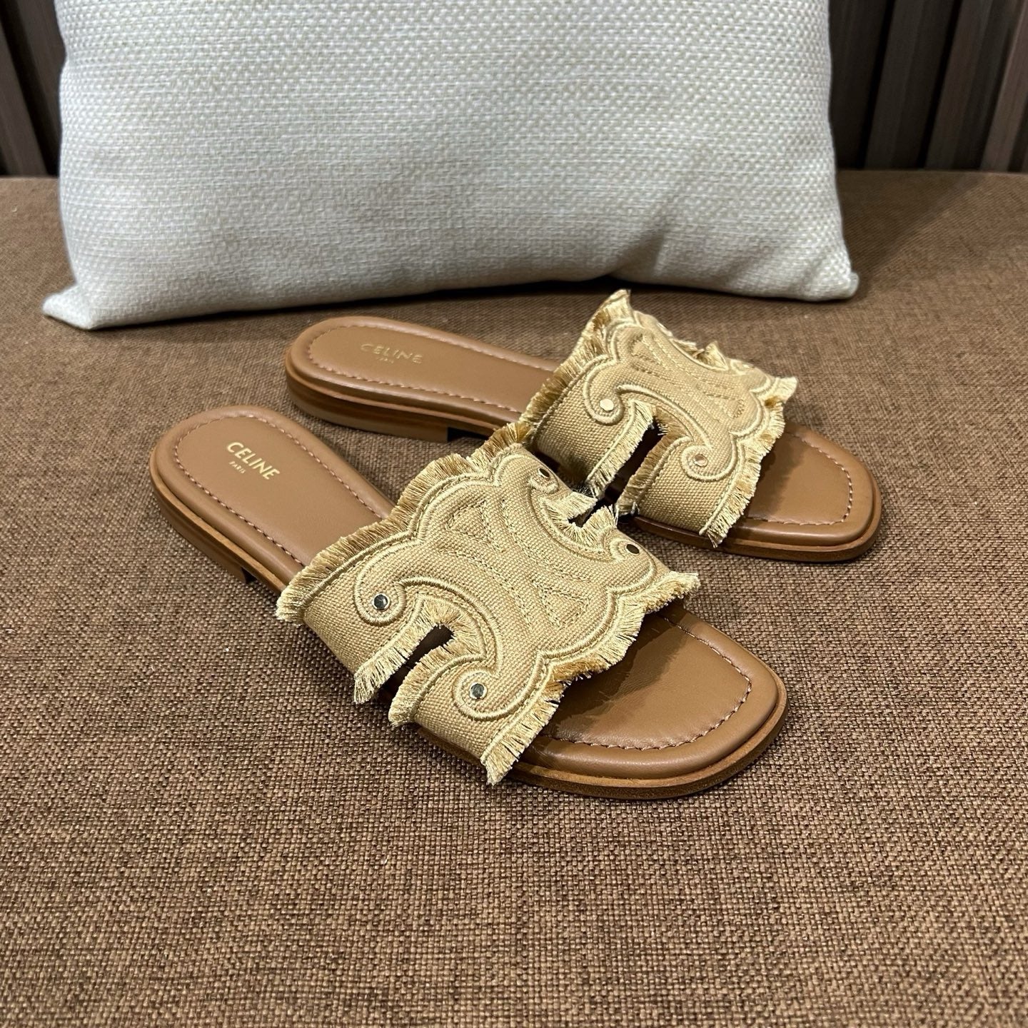 셀린느 트리옹프 마리나 프린지 뮬