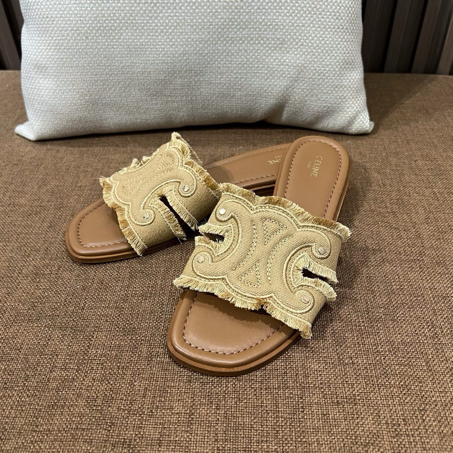 셀린느 트리옹프 마리나 프린지 뮬