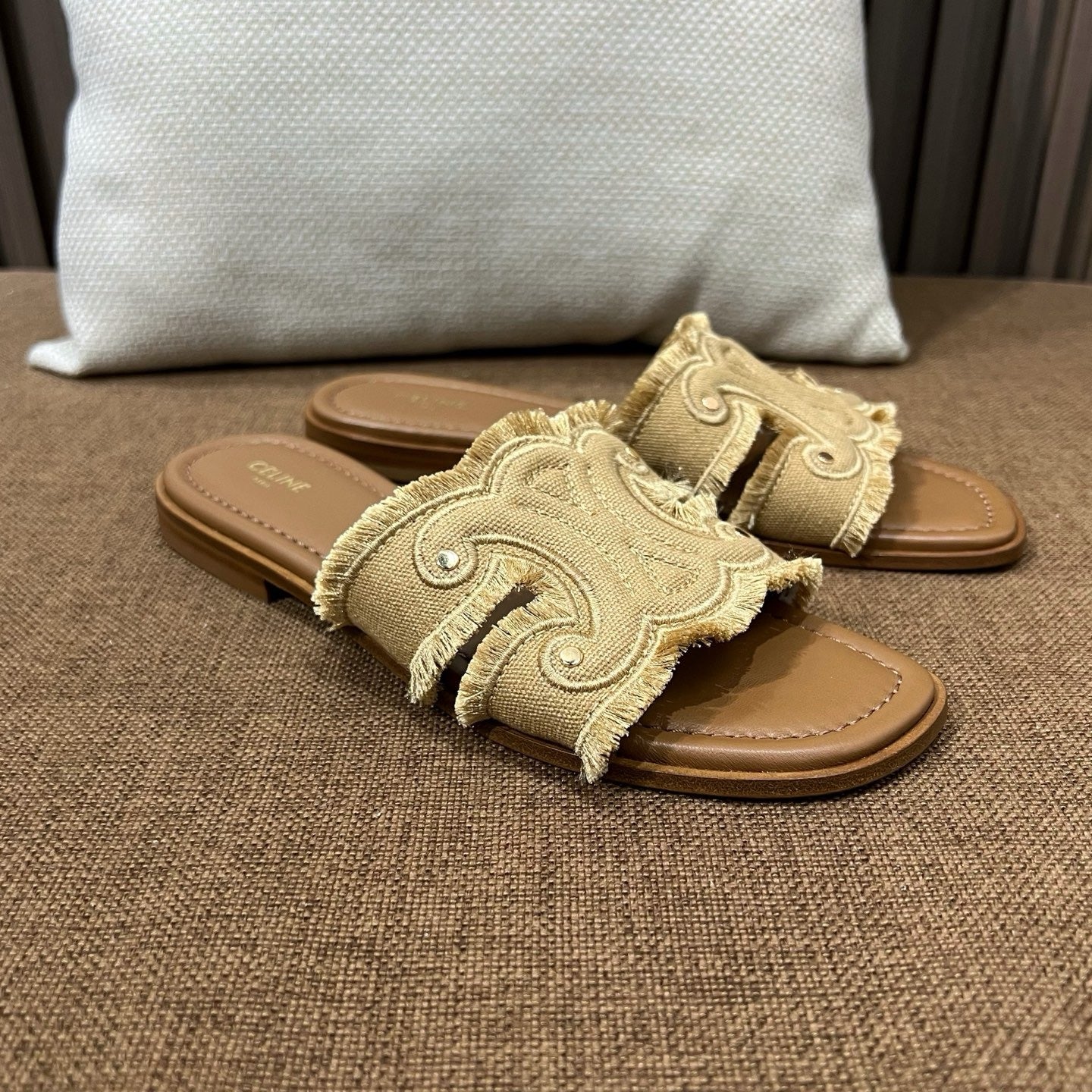 셀린느 트리옹프 마리나 프린지 뮬