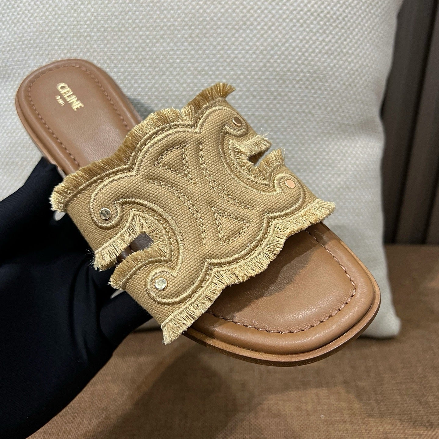 셀린느 트리옹프 마리나 프린지 뮬