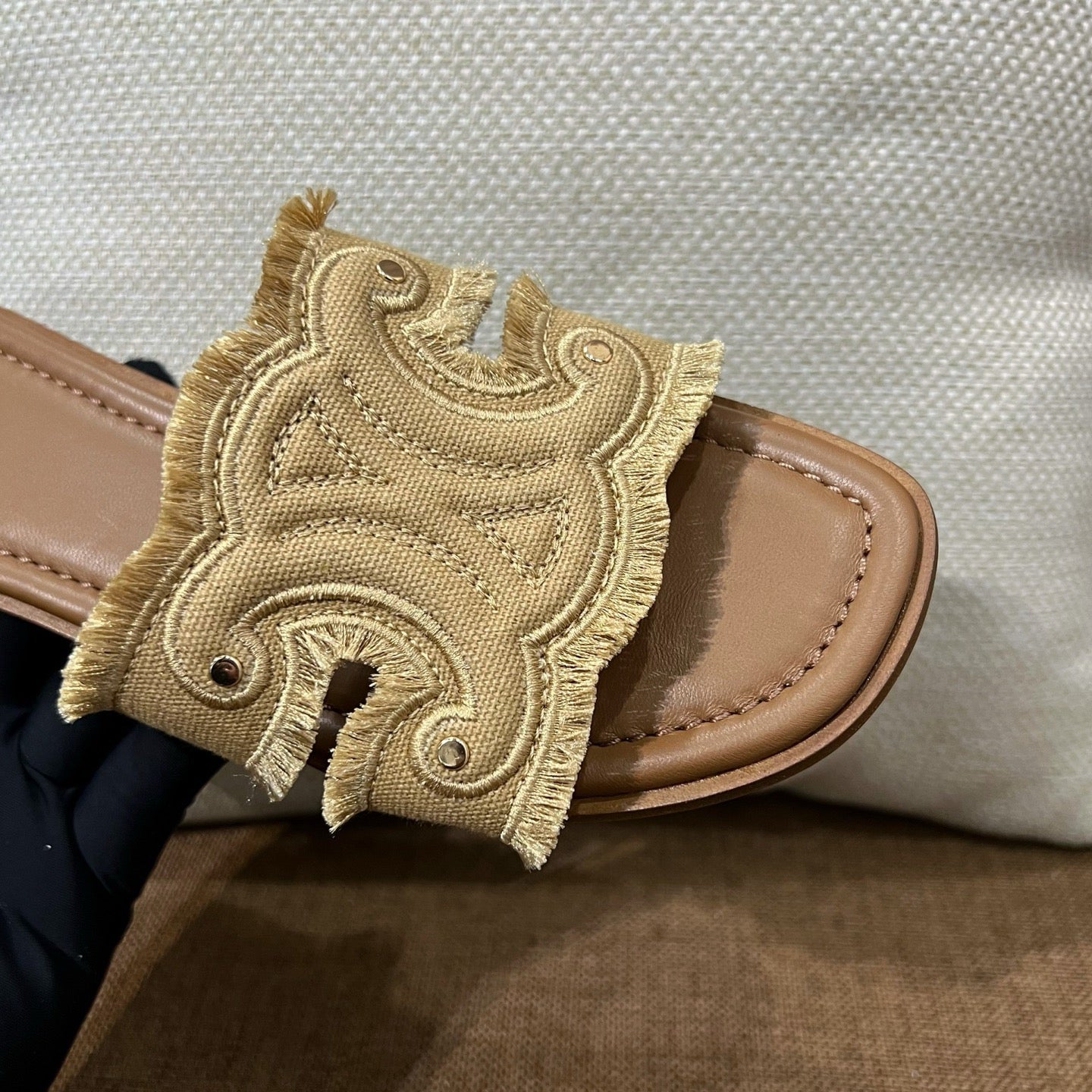 셀린느 트리옹프 마리나 프린지 뮬