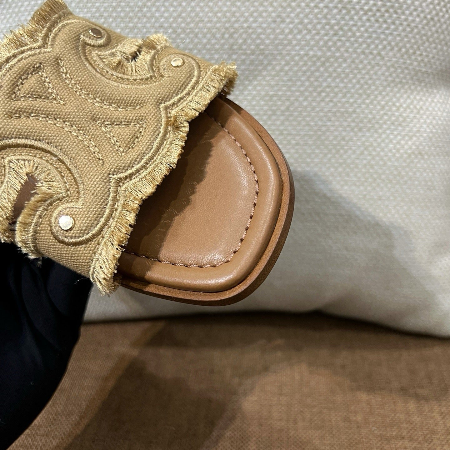 셀린느 트리옹프 마리나 프린지 뮬