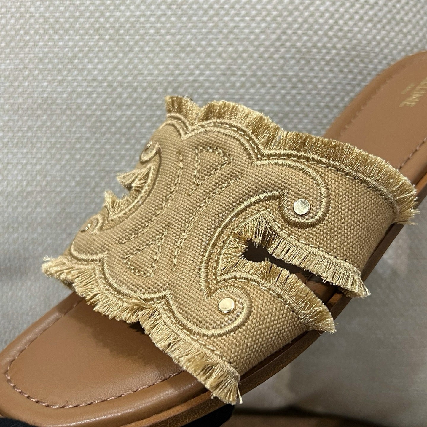 셀린느 트리옹프 마리나 프린지 뮬