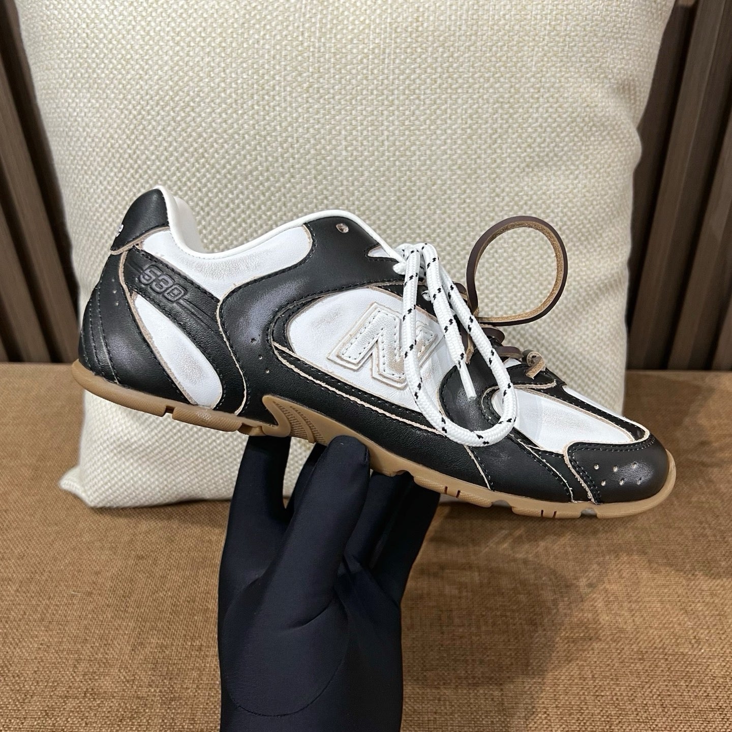 미우미우 X 뉴발란스 530 SL 가죽 스니커즈