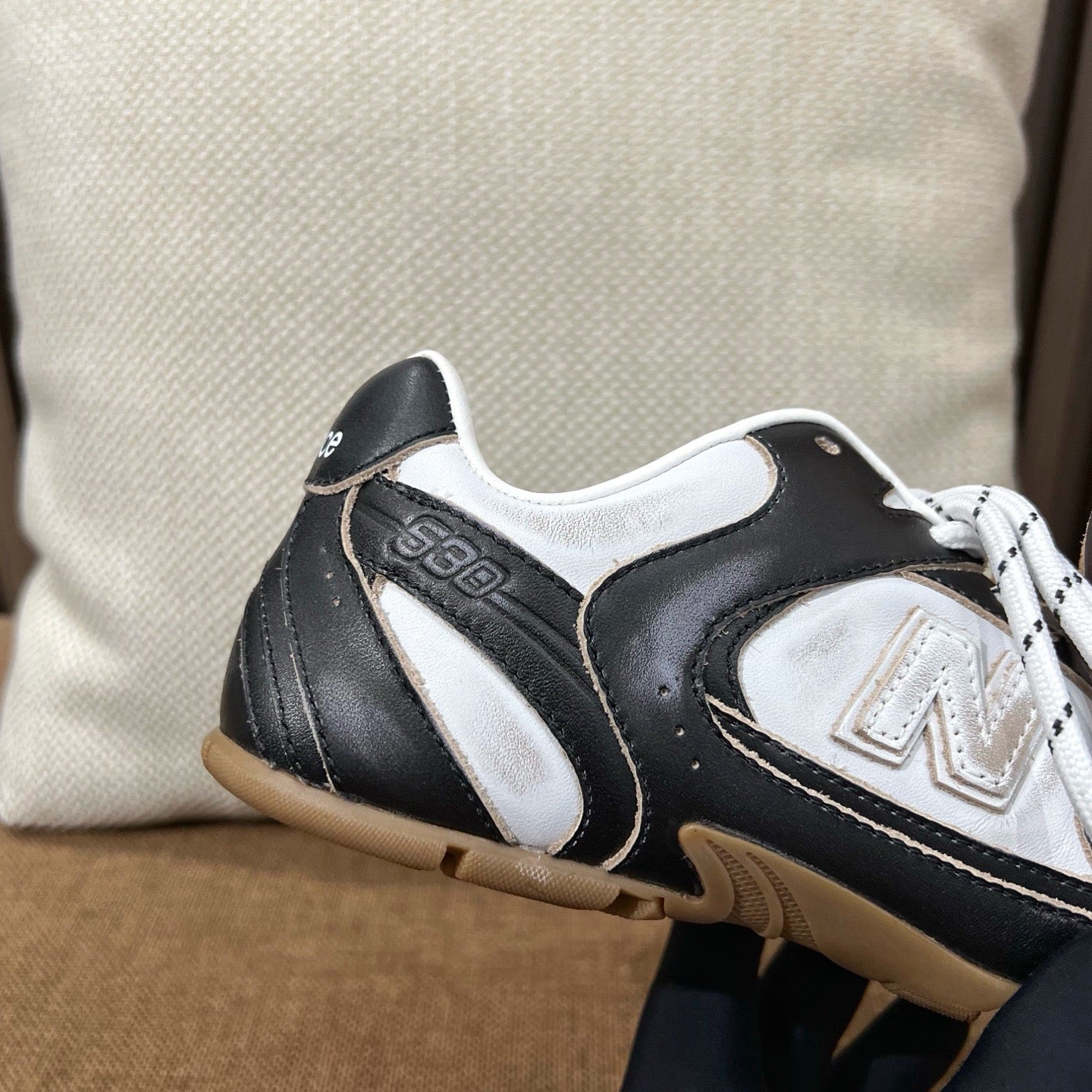 미우미우 X 뉴발란스 530 SL 가죽 스니커즈