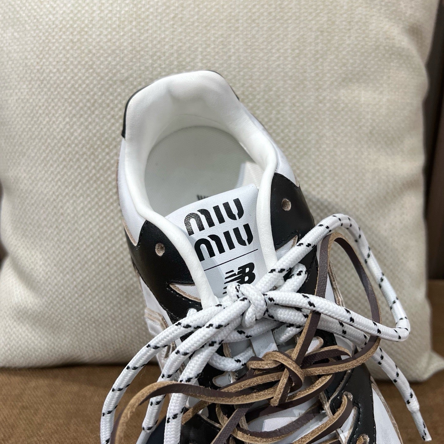 미우미우 X 뉴발란스 530 SL 가죽 스니커즈