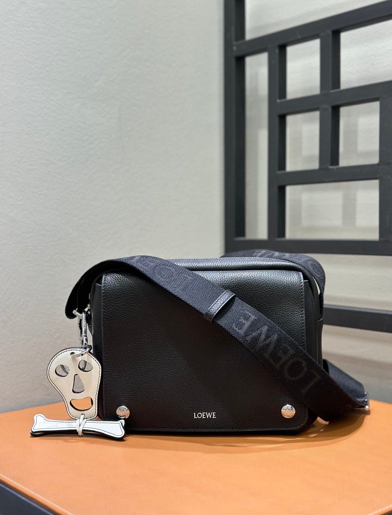 로에베 페블 메신저백