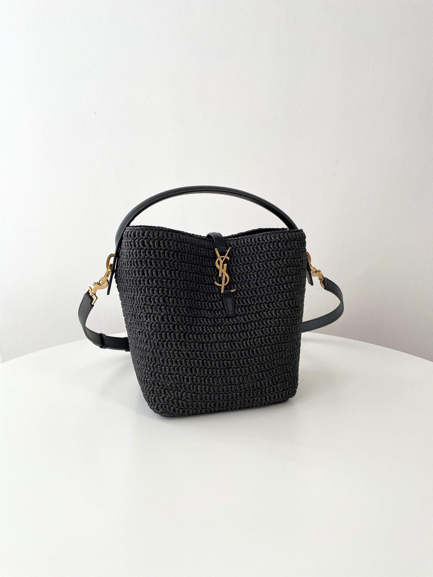 생로랑 LE 37 버킷백 우븐 라피아